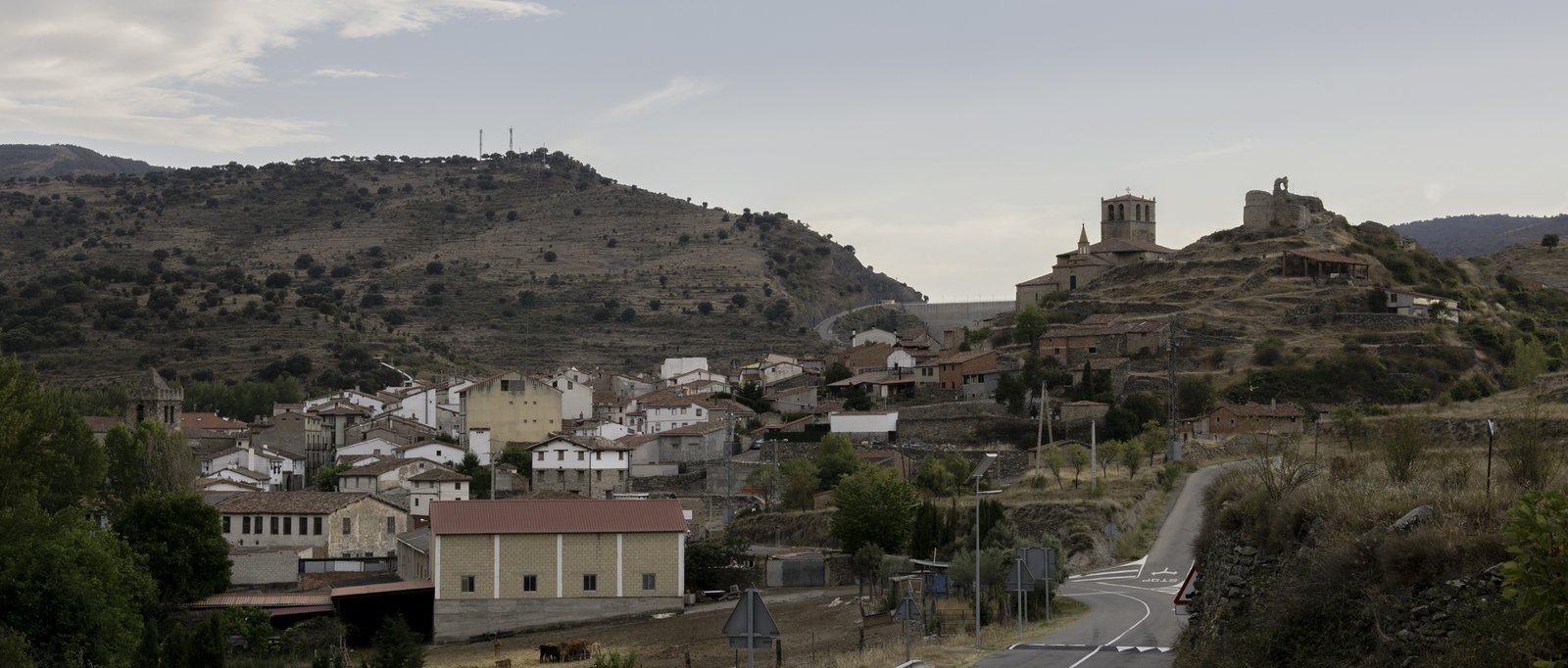 Vista panorámica del municipio de Enciso en la sierra de Cameros, La Rioja, sede del Centro Paleontológico y los yacimientos de icnitas de dinosaurio