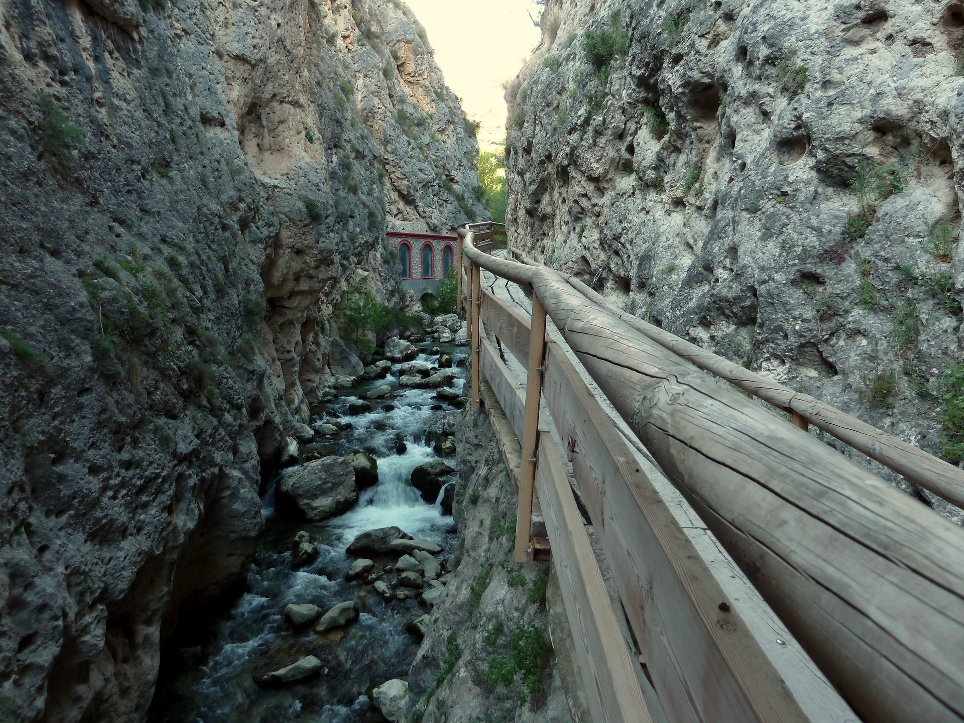 Sendero junto al río dentro de la Cerrada del Río Castril, Granada
