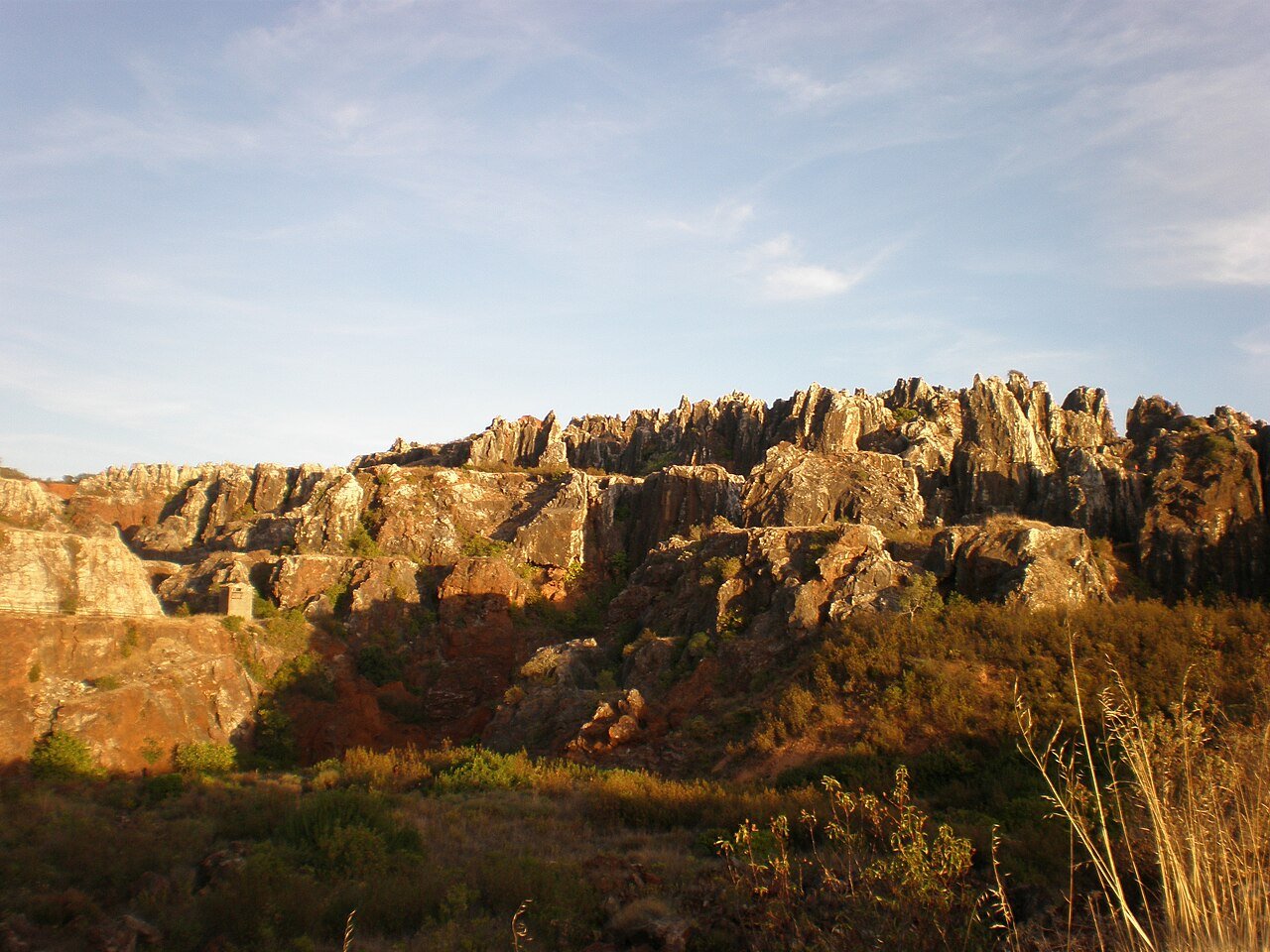 Cortados de hierro oxidado en el Cerro del Hierro, Sevilla