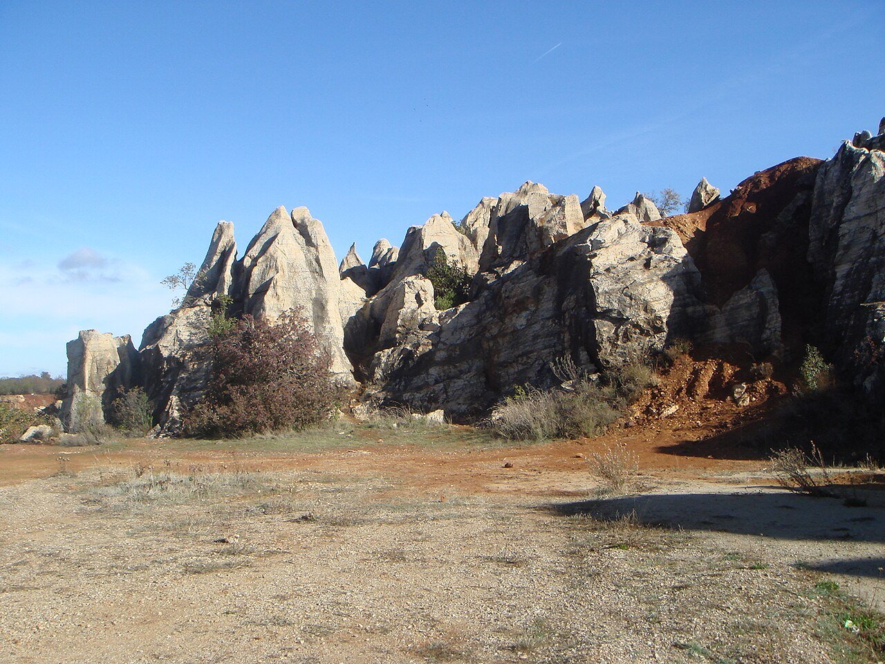 Agujas y chimeneas de cuarcita ferruginosa en el Cerro del Hierro