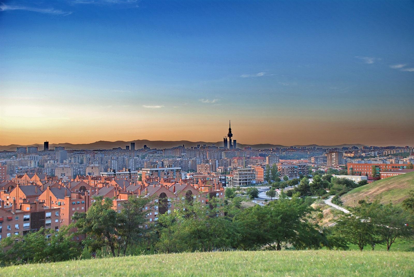 Vista panorámica del skyline de Madrid al atardecer desde el Cerro del Tío Pío