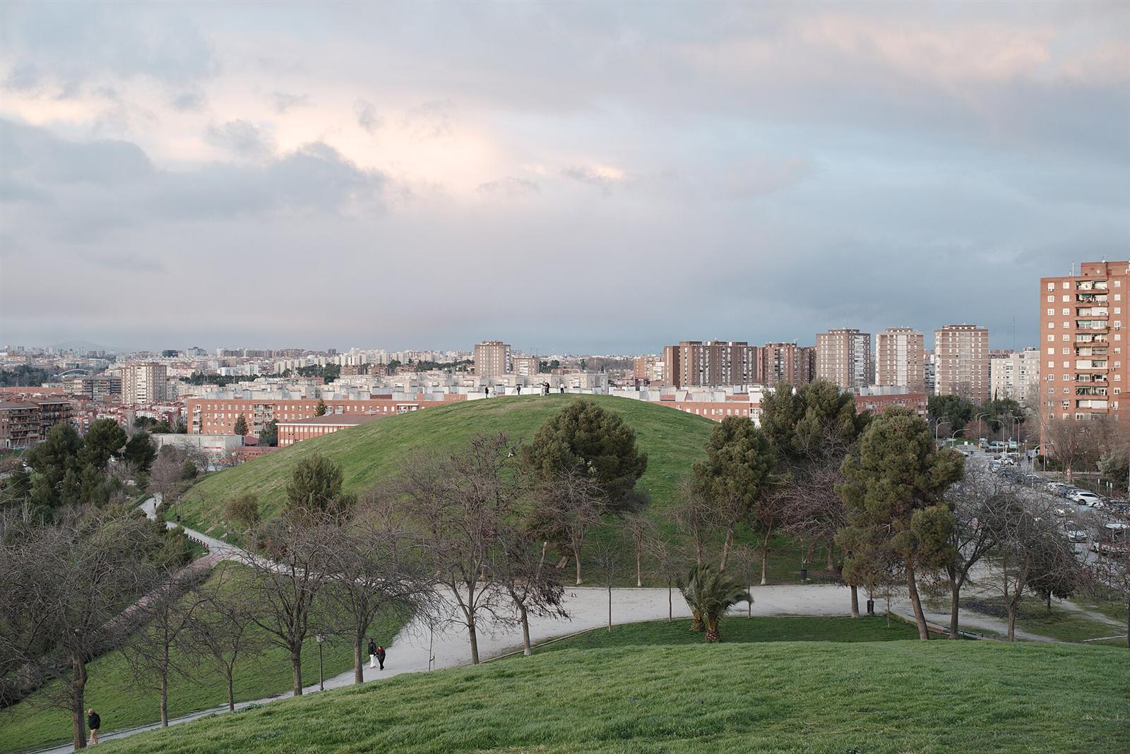 Una de las colinas del Cerro del Tío Pío con el perfil de Madrid al fondo