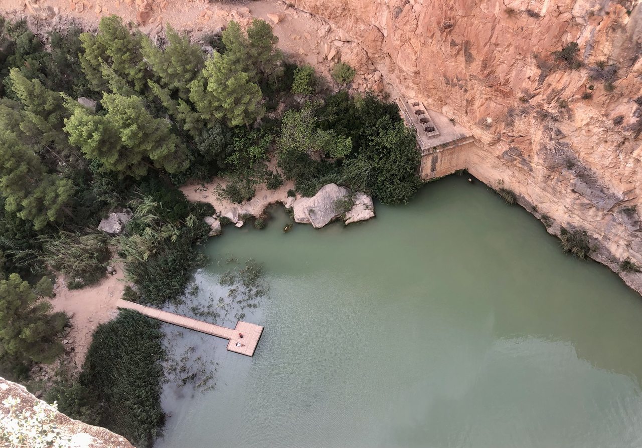 Vista del cañón del río Turia desde el inicio de la ruta del Charco Azul, cerca de Chulilla