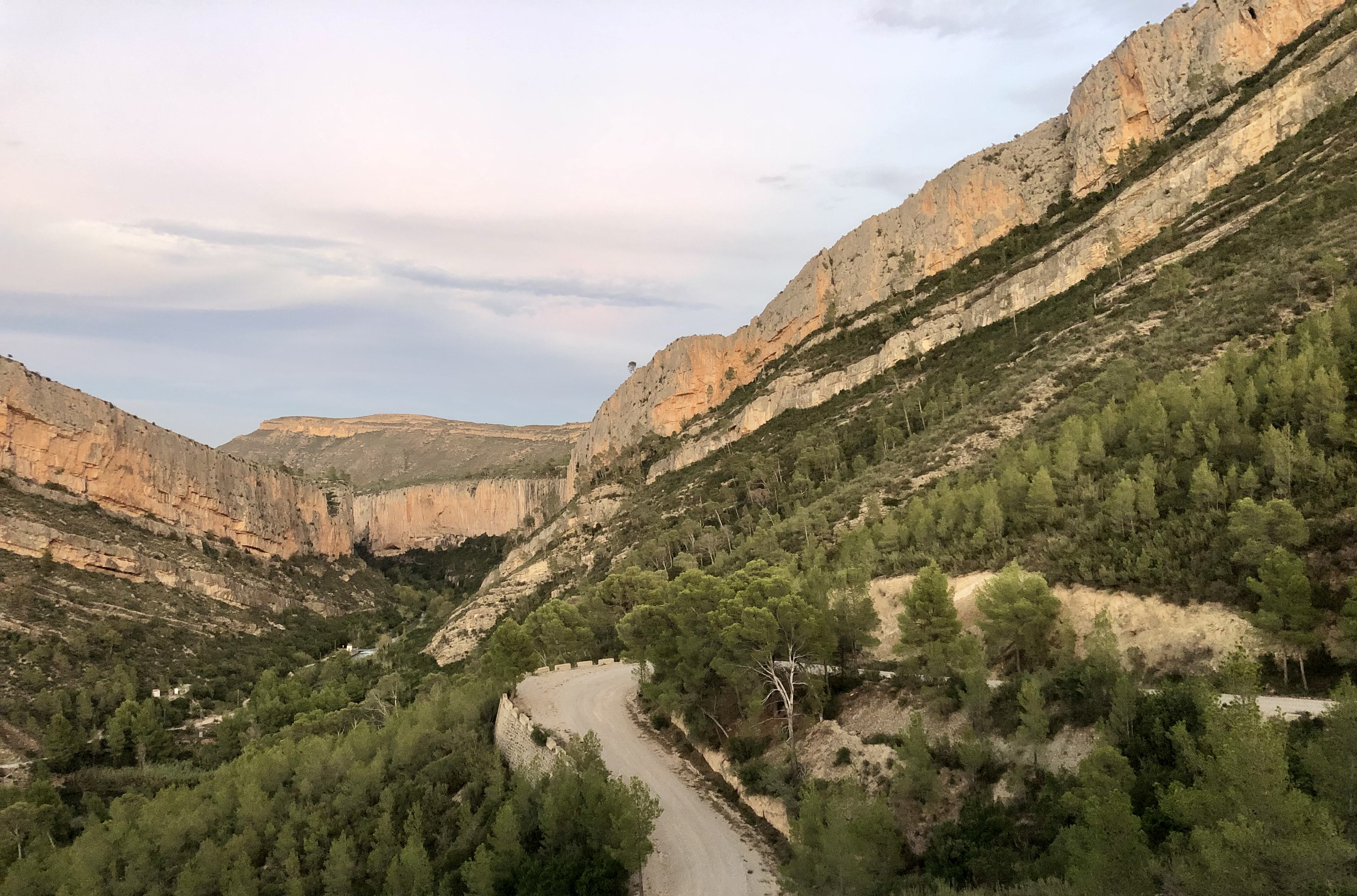 Embalse de Loriguilla y acantilados del cañón del Turia al este de Chulilla, Valencia