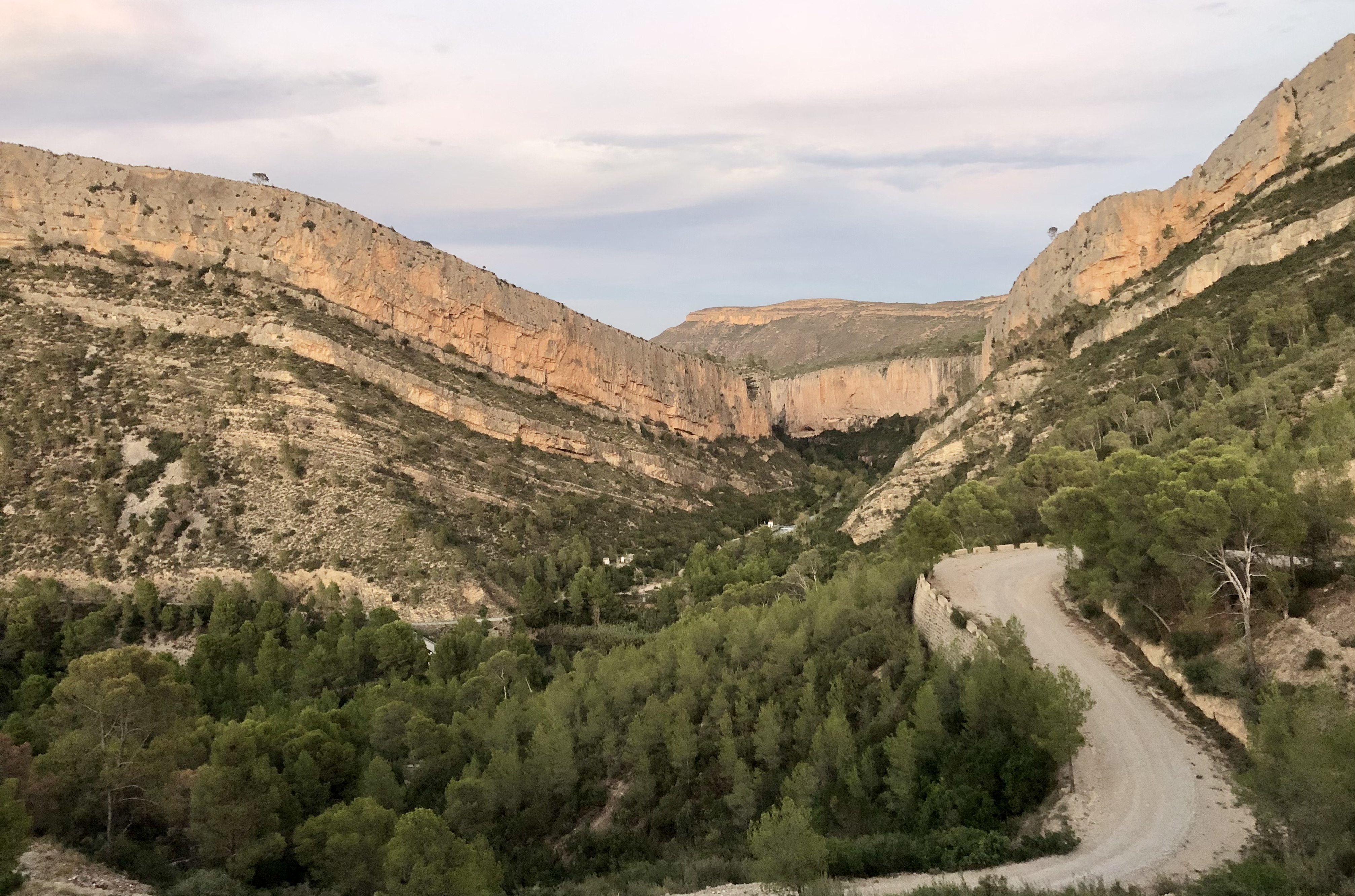 Cuerpo de agua del embalse de Loriguilla con formaciones rocosas en el entorno de Chulilla