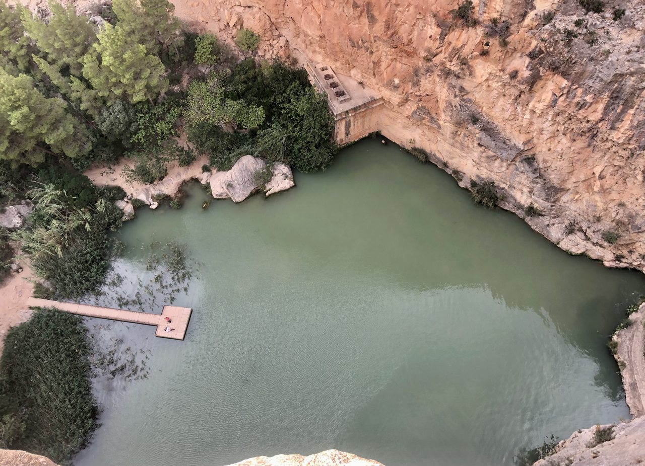 Río Turia visto desde el Mirador del Charco Azul en Chulilla, Valencia, con el agua encajonada entre acantilados
