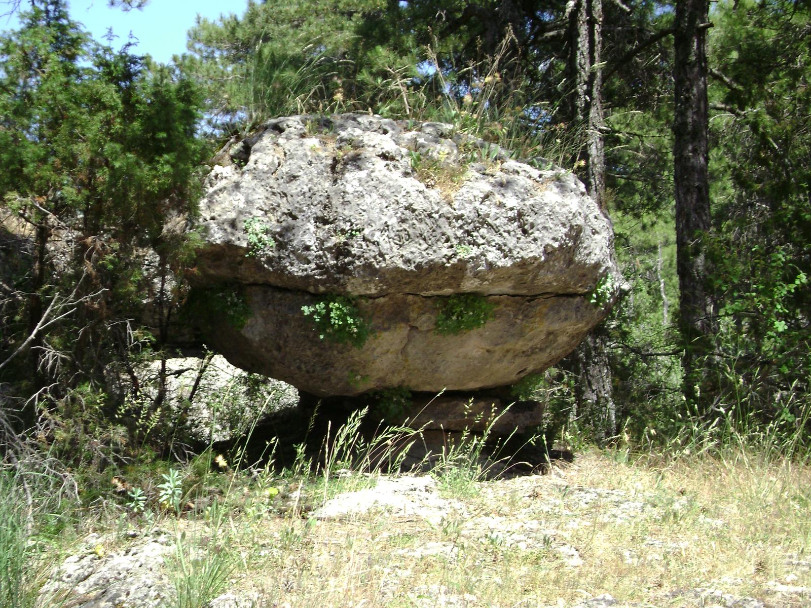 Formación de roca en equilibrio junto al sendero