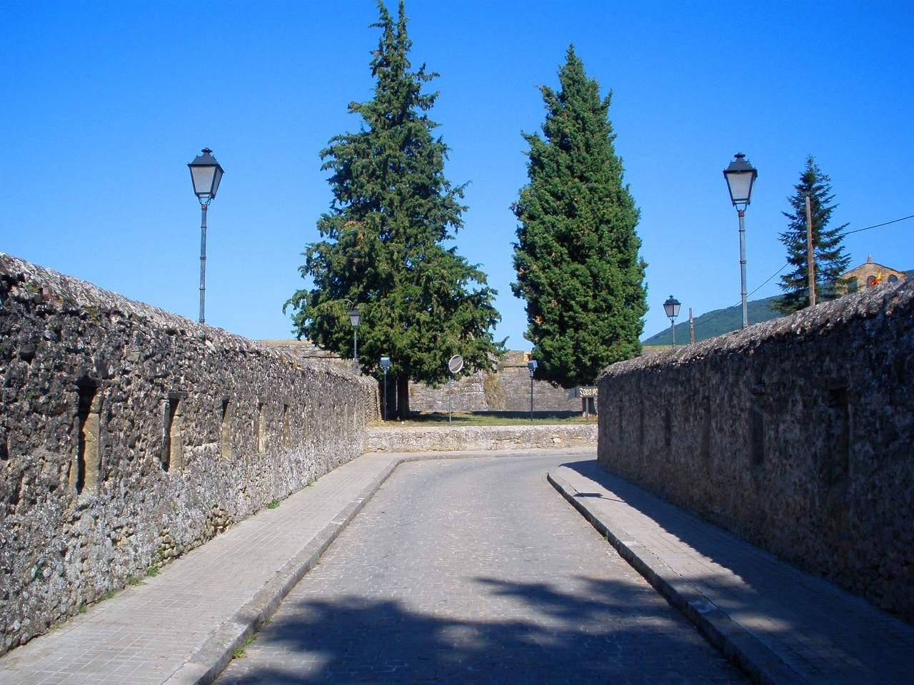 Exterior de la Ciudadela de Jaca: murallas de mampostería y baluarte angular del siglo XVI, Jaca, Huesca