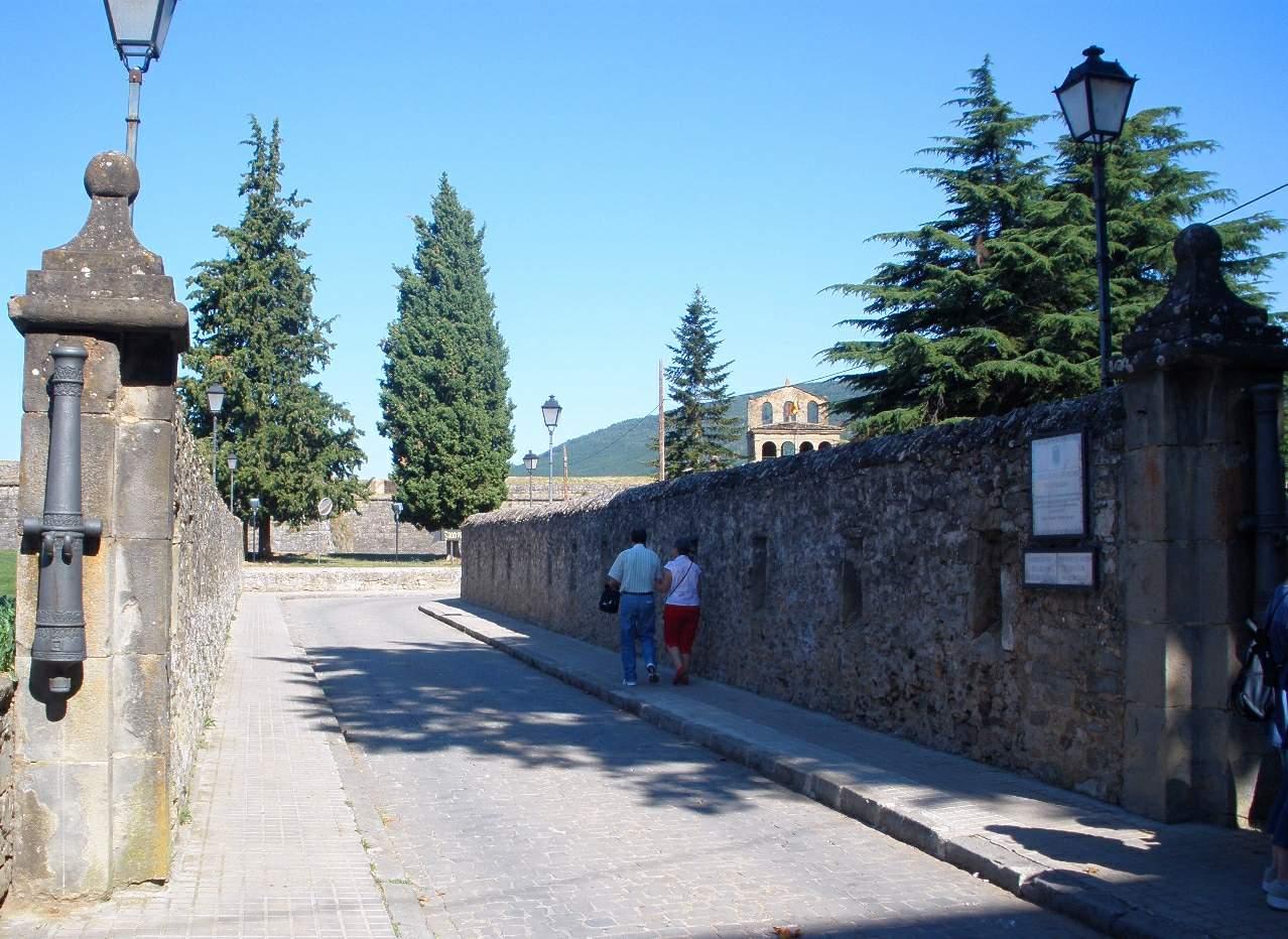 Acceso a la Ciudadela de Jaca con puente sobre el foso y muralla de piedra del Castillo de San Pedro