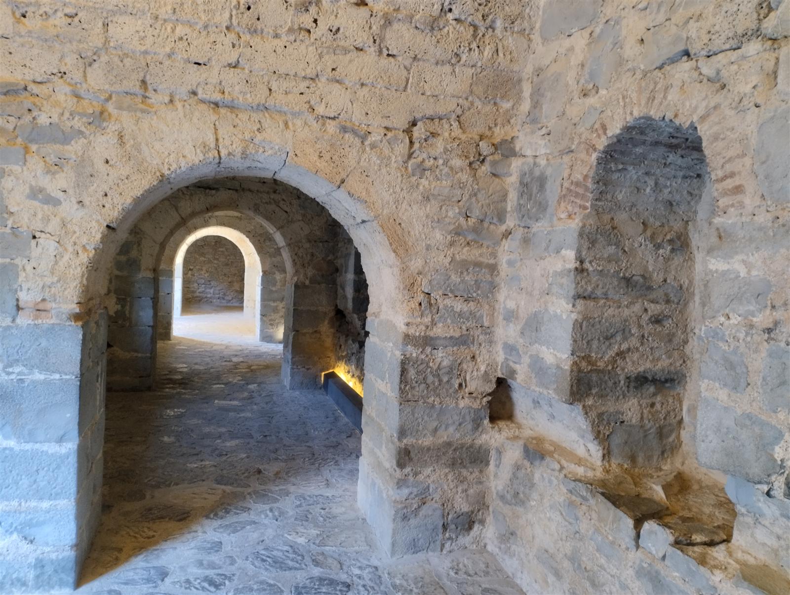 Interior de los polvorines de la Ciudadela de Jaca, almacenes abovedados de piedra del siglo XVI utilizados para guardar pólvora y munición