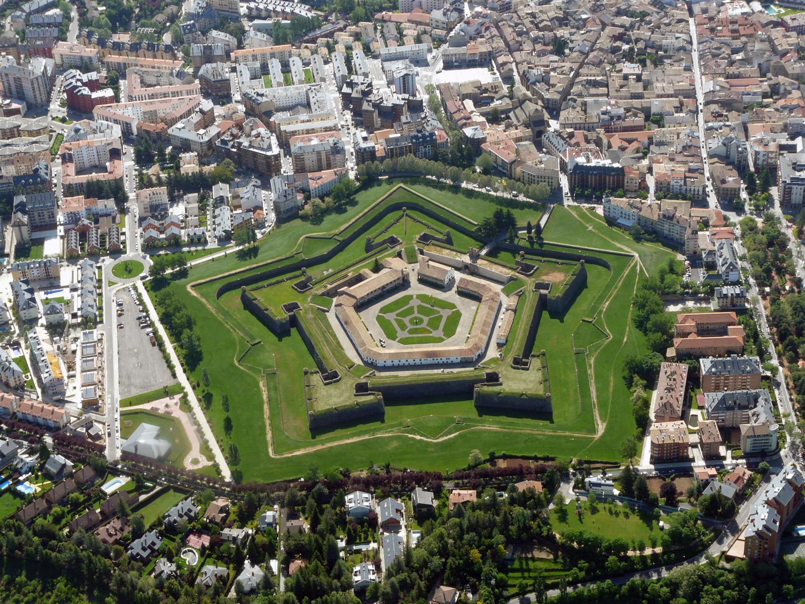 Vista aérea de la Ciudadela de Jaca: fortaleza pentagonal con cinco baluartes y foso, rodeada de vegetación, Jaca, Huesca