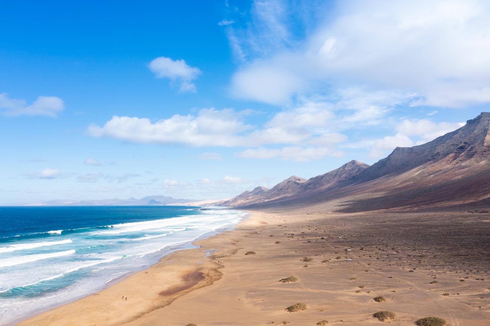 Vista aérea de la Playa de Cofete al pie de Montaña Aguda