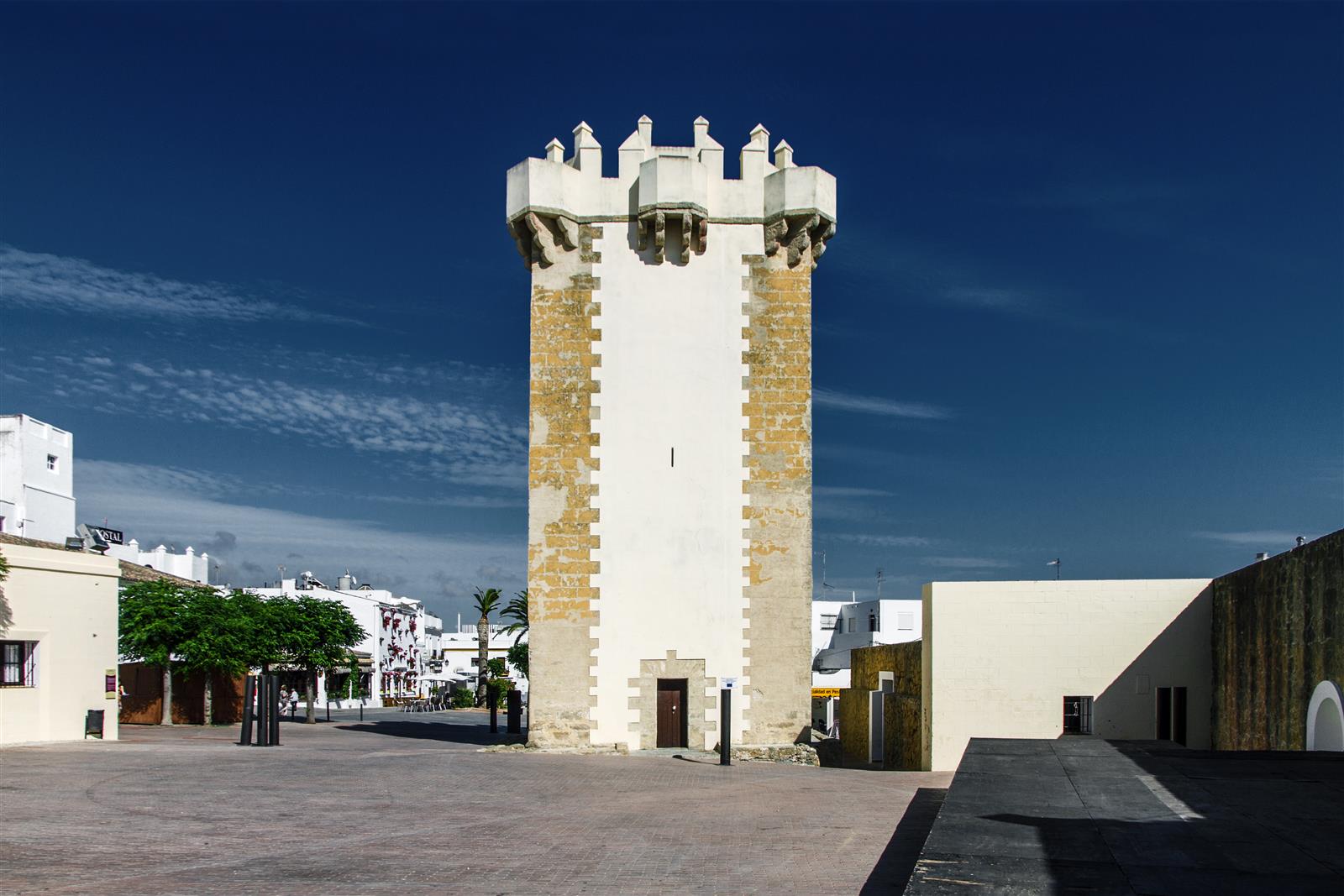 Torre de Guzmán de Conil de la Frontera, torre-castillo del siglo XIV en la plaza central del pueblo, Cádiz