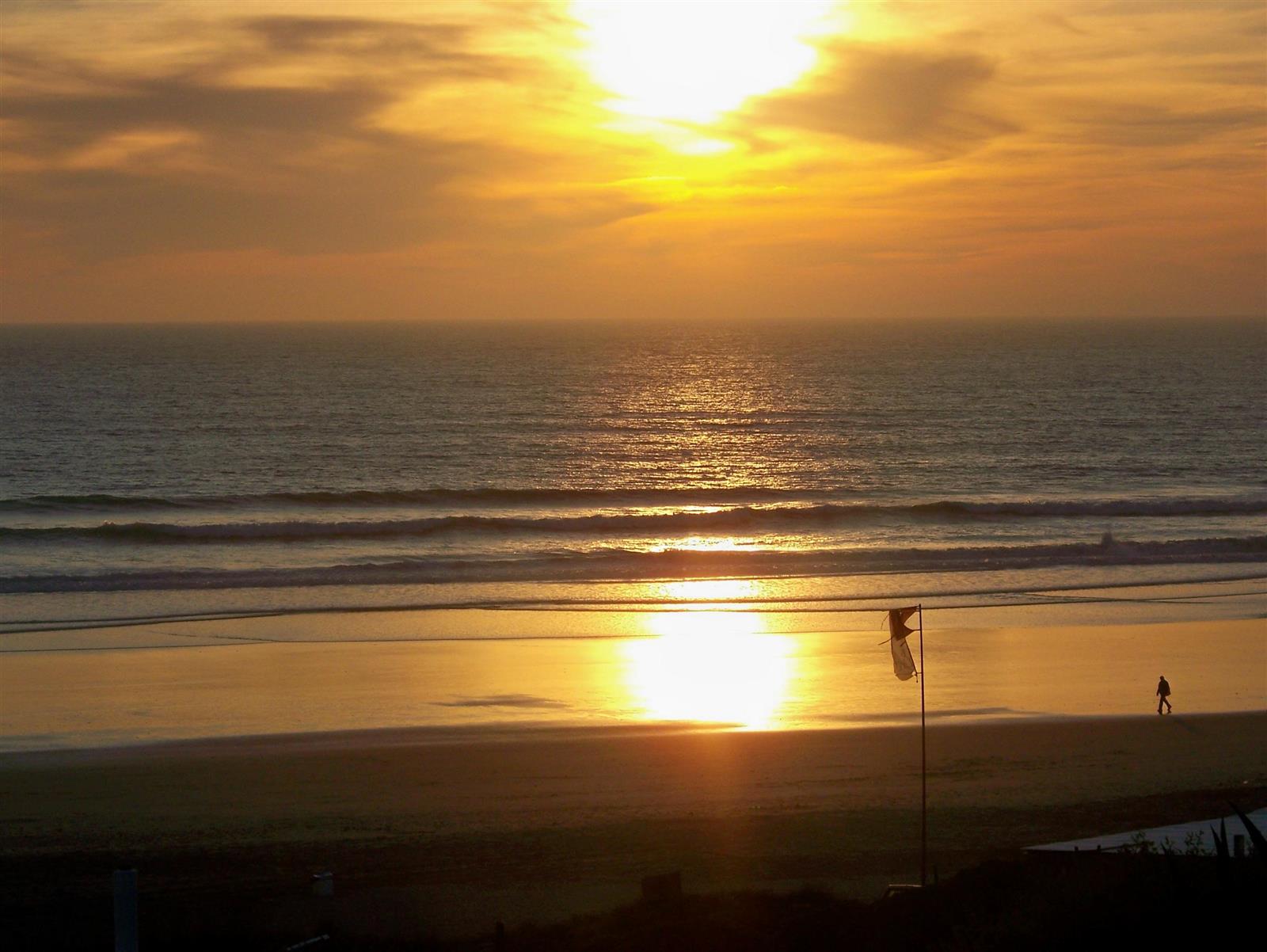 Atardecer dorado sobre el Atlántico desde la playa de Conil de la Frontera, Costa de la Luz, Cádiz