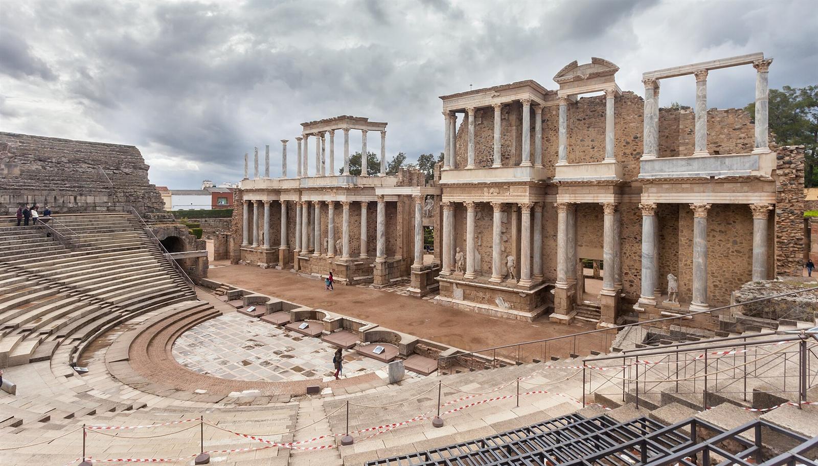 Vista panorámica del Teatro Romano de Mérida con el frente de escena completo y el graderío vacío