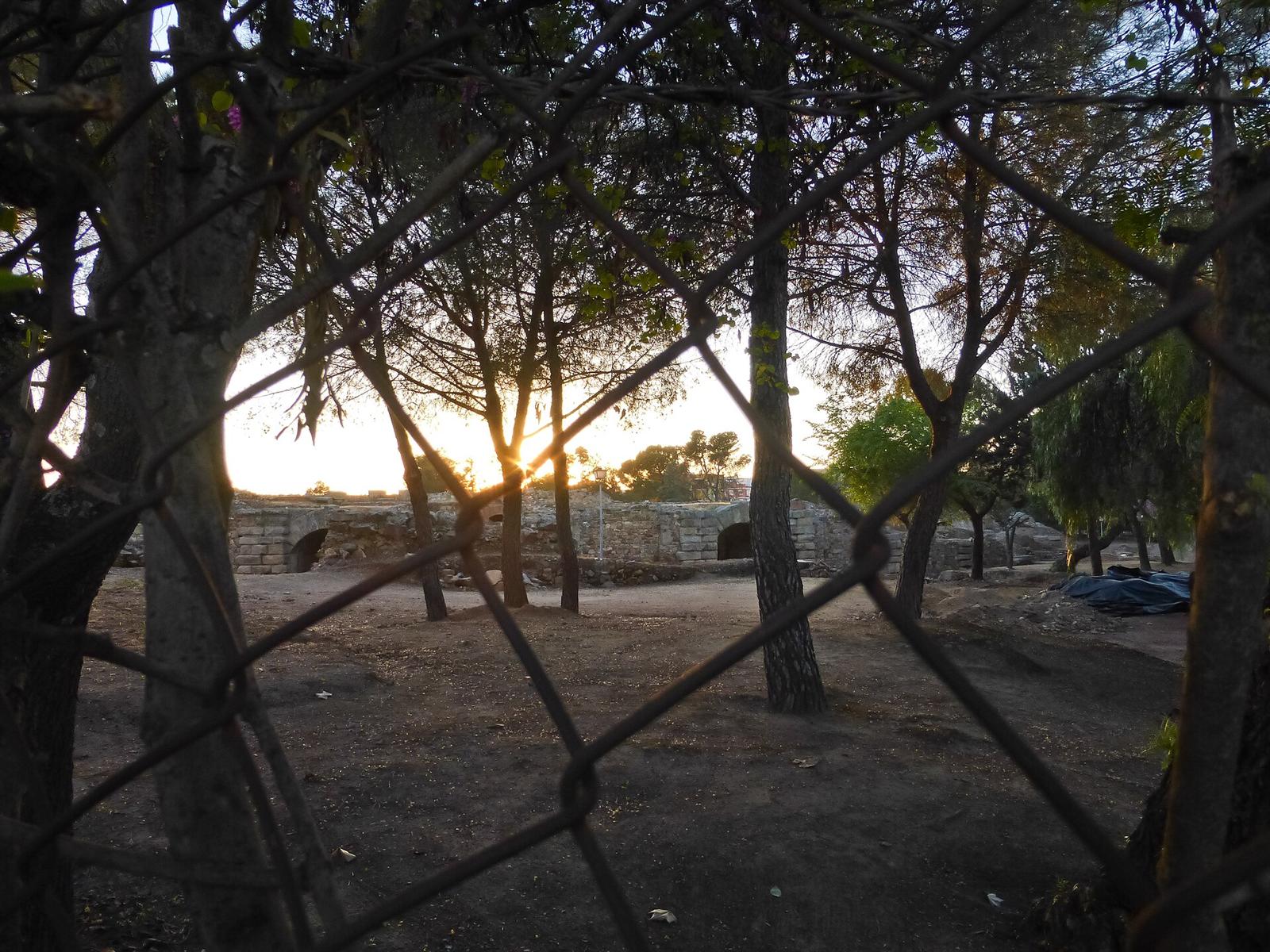 Anfiteatro Romano de Mérida: arena oval con gradas de piedra y acceso a la fosa central