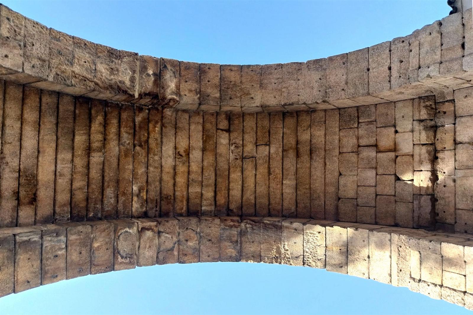 Arco de Trajano de Mérida: arco monumental romano del s. I d.C. en el centro histórico