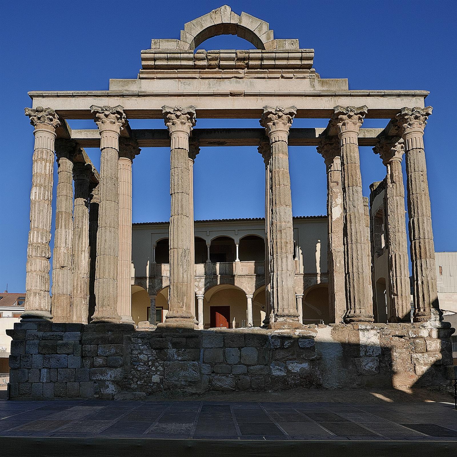 Frontispicio del Templo de Diana de Mérida: columnas corintias del s. I d.C. integradas en palacio renacentista