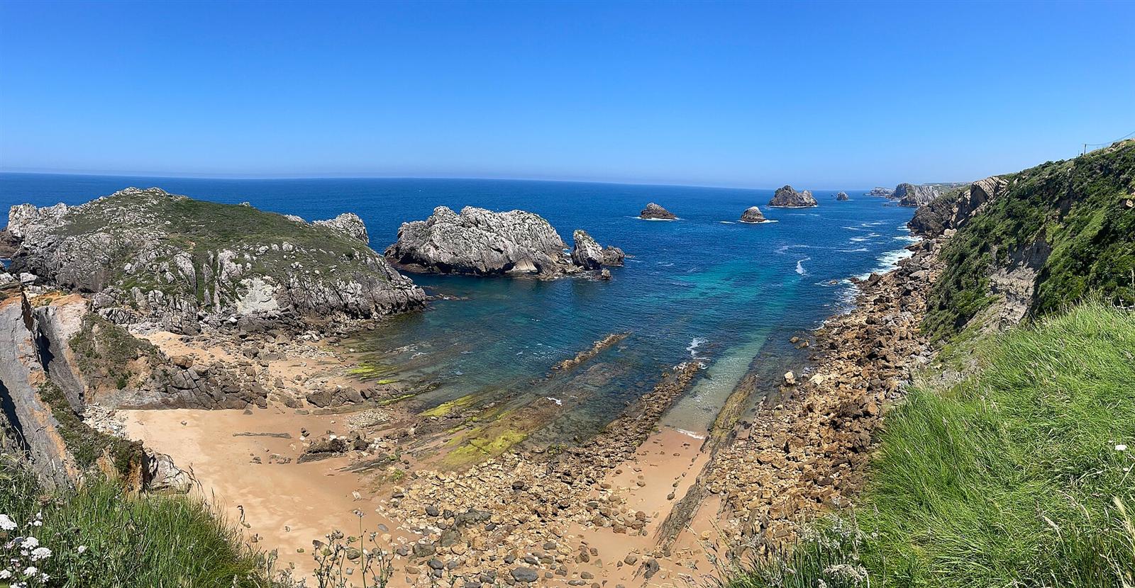 Cala de aguas turquesas de la playa de Somocuevas