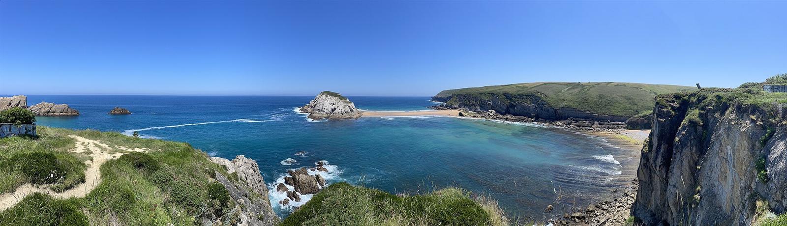 Panorámica de la playa de Covachos desde el acantilado