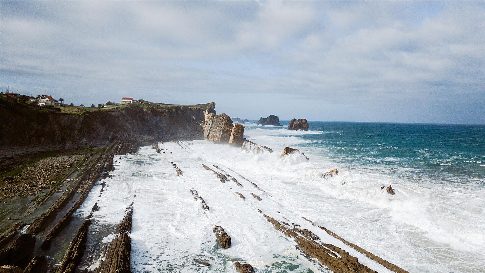 Acantilados y urros de la playa de la Arnía, con el mar Cantábrico