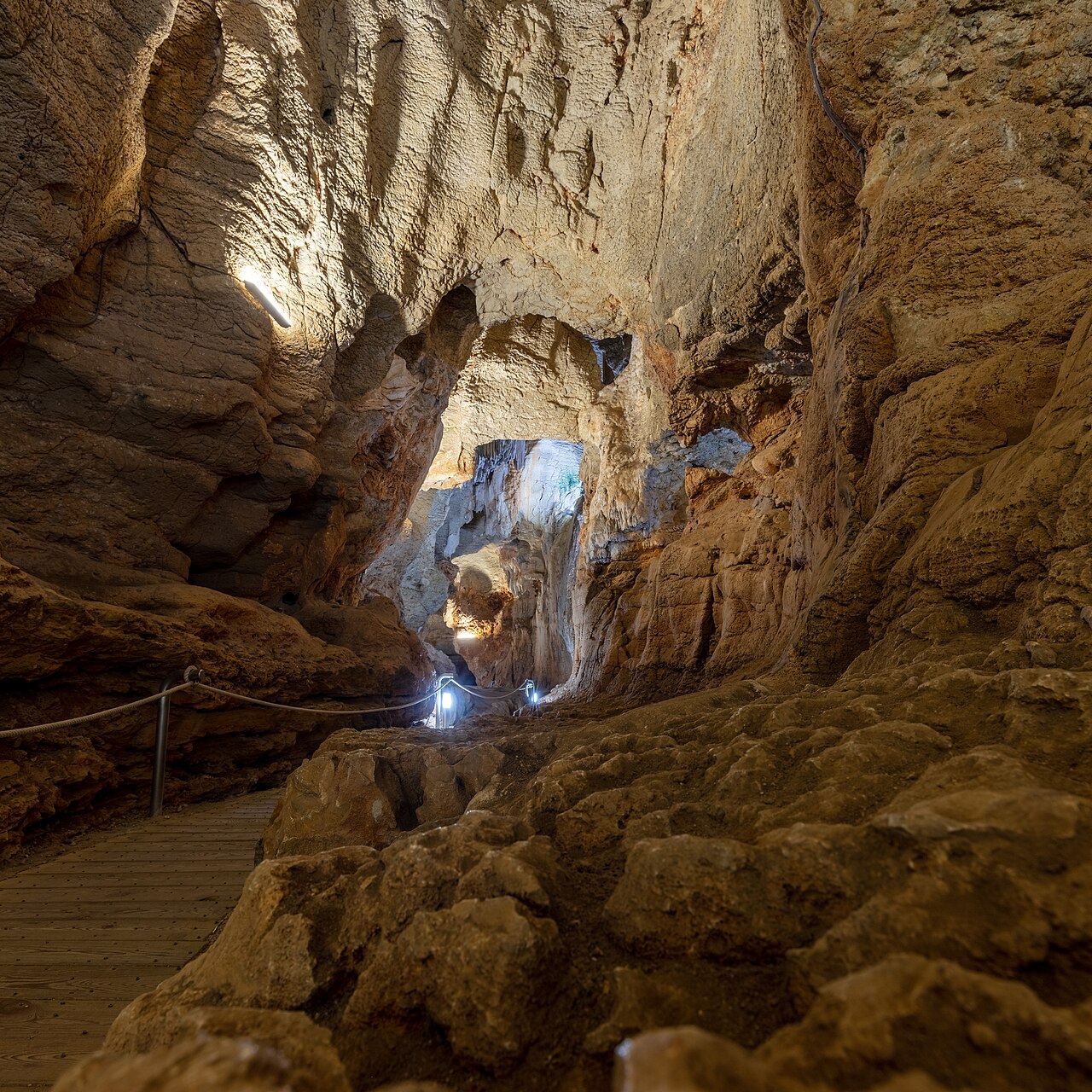 Galería interior iluminada de la Cova de les Calaveres, Alicante