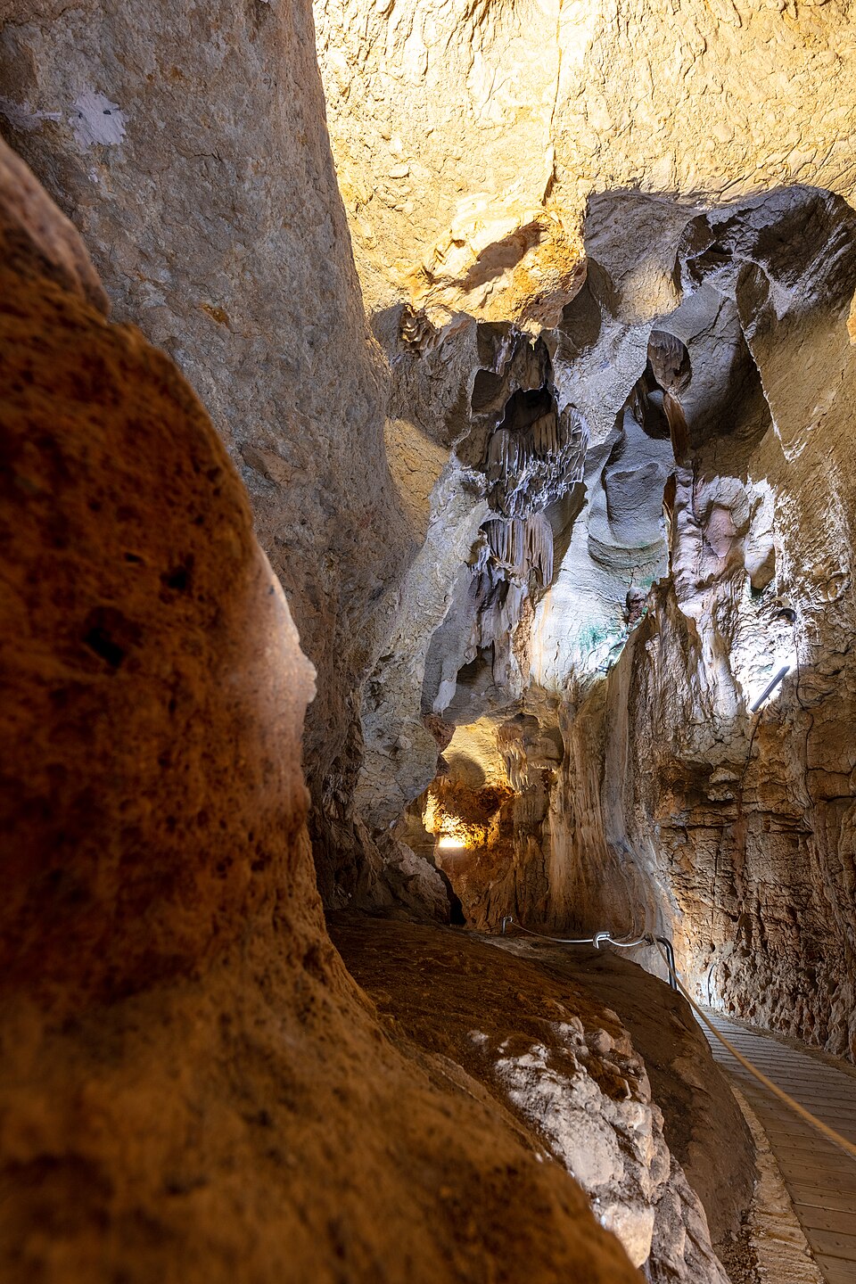 Columnas y estalactitas en la Cova de les Calaveres, Benidoleig