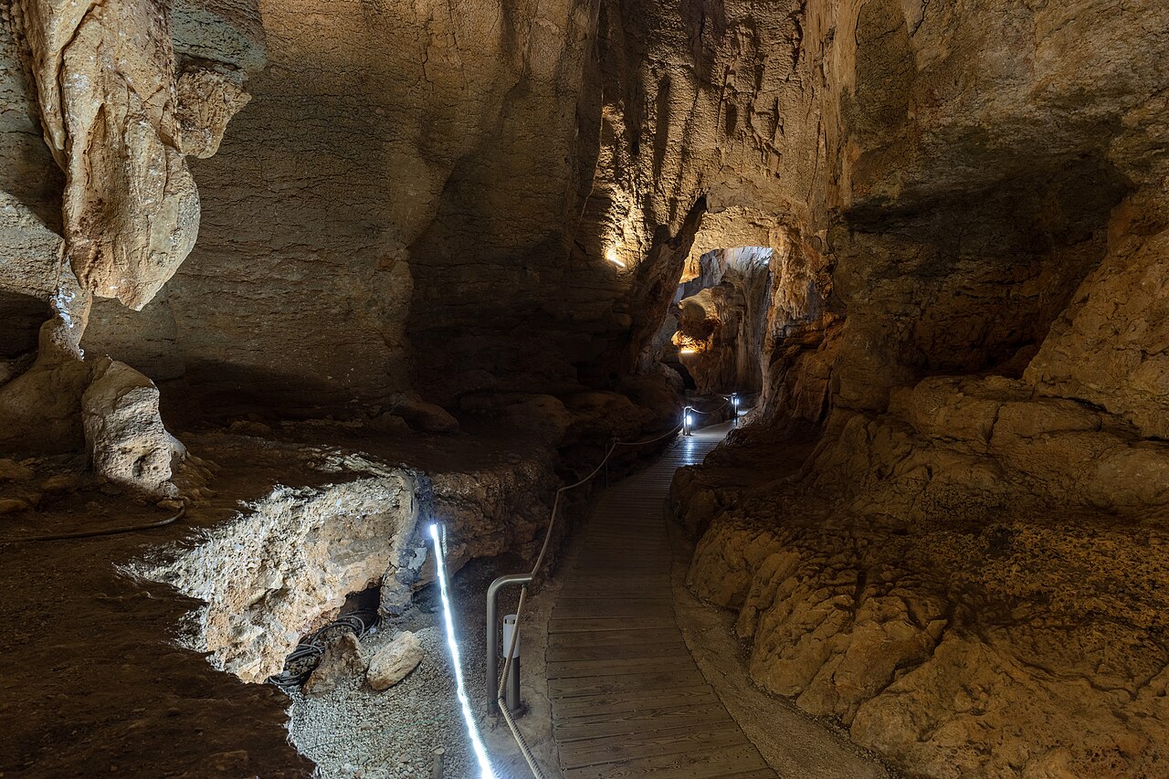 Interior de la Cova de les Calaveres con estalactitas, Benidoleig, Alicante