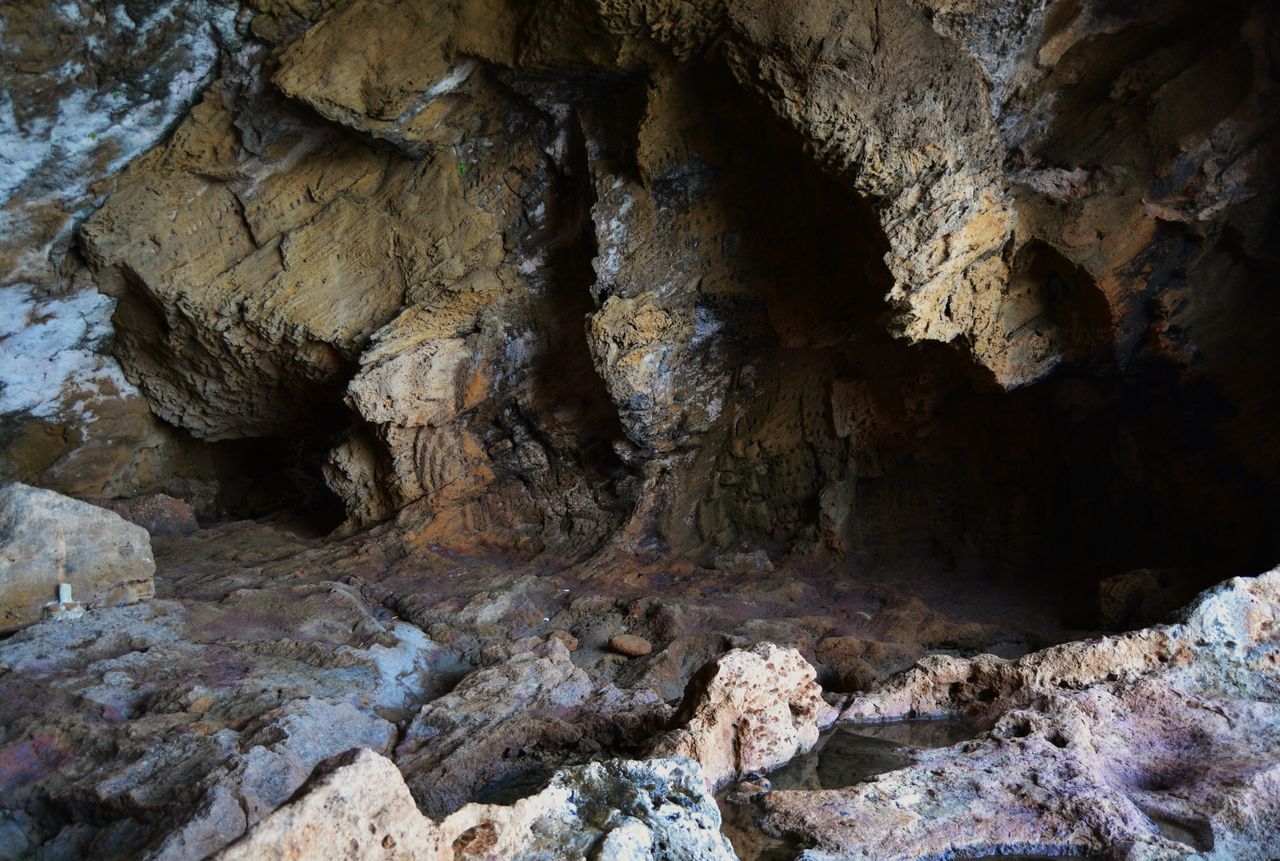 Interior de la Cova Tallada con formaciones rocosas y luz natural