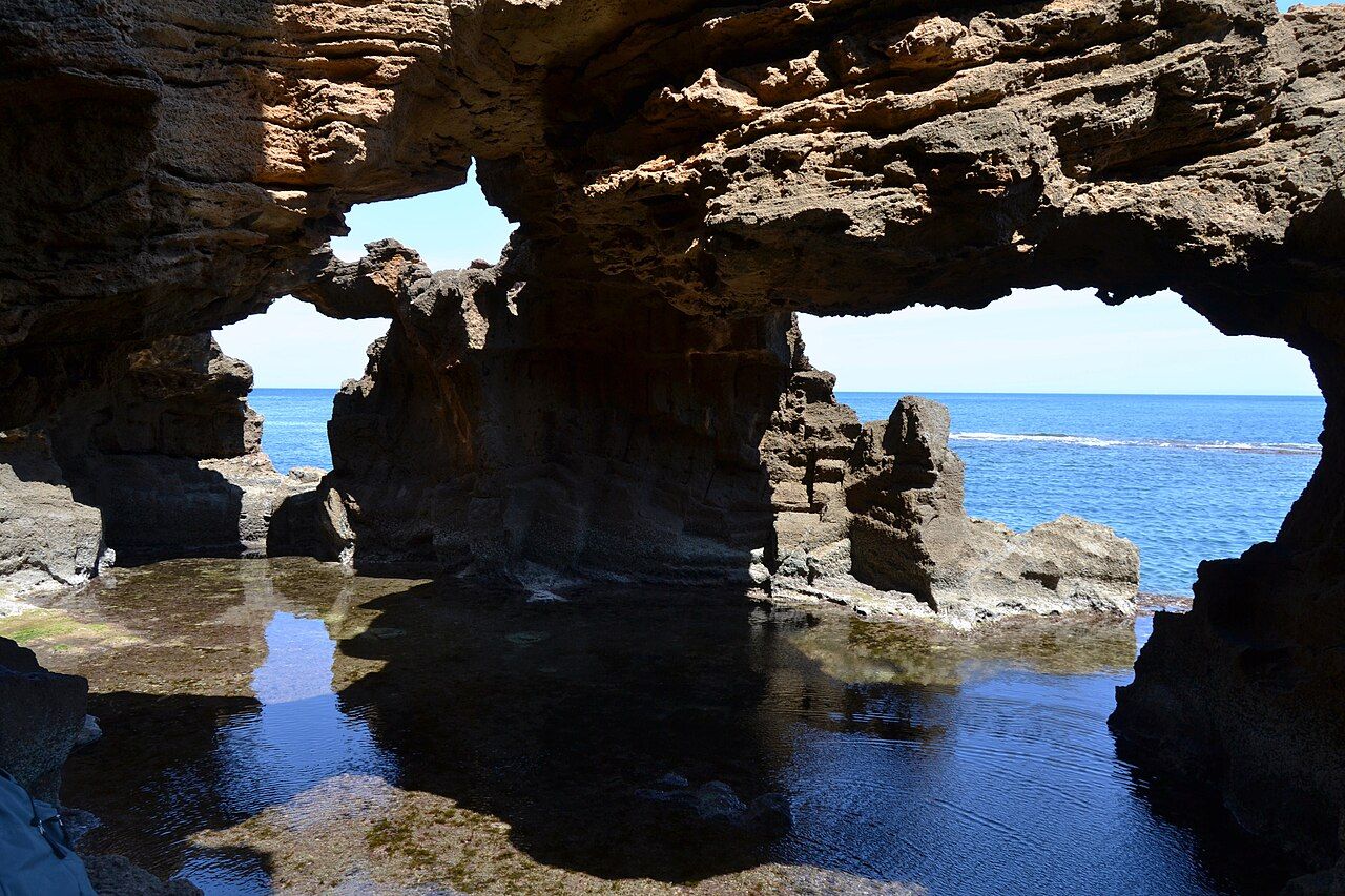 Arcos naturales de roca en la Cova Tallada, Xàbia
