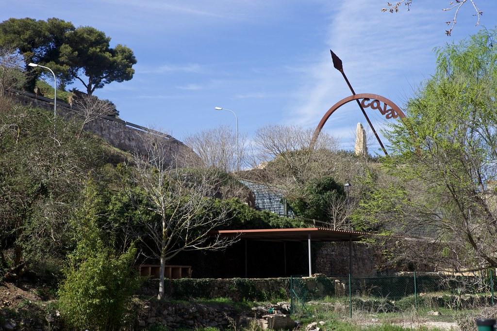 Entrada de las cuevas, arco de acceso, de día
