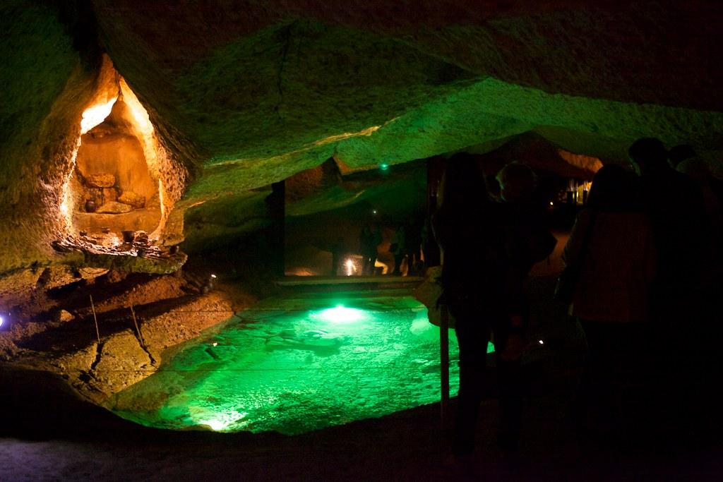 Interior de la cueva, laguna subterránea iluminada