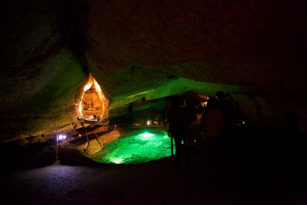 Interior de la cueva, laguna iluminada desde otro ángulo