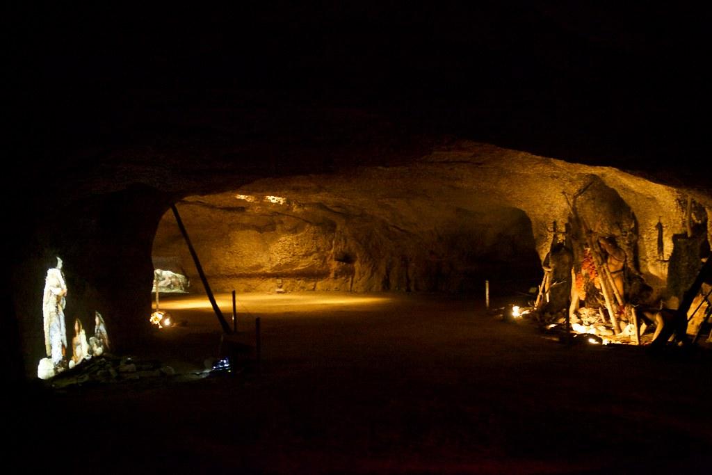 Interior de las Coves de l'Espluga de Francolí con recreación paleoambiental