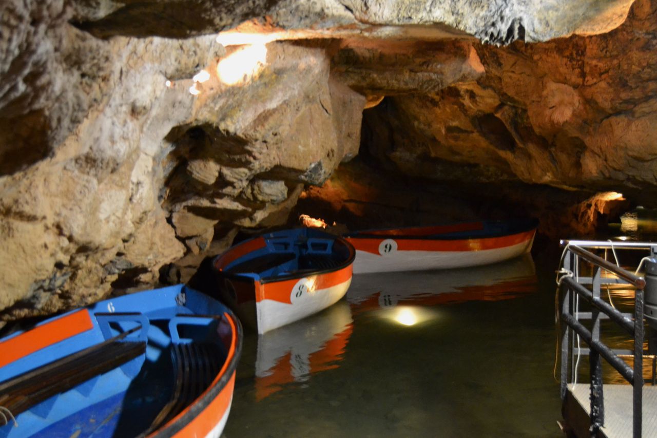 Barquitas en el río subterráneo de las Coves de Sant Josep, La Vall d'Uixó
