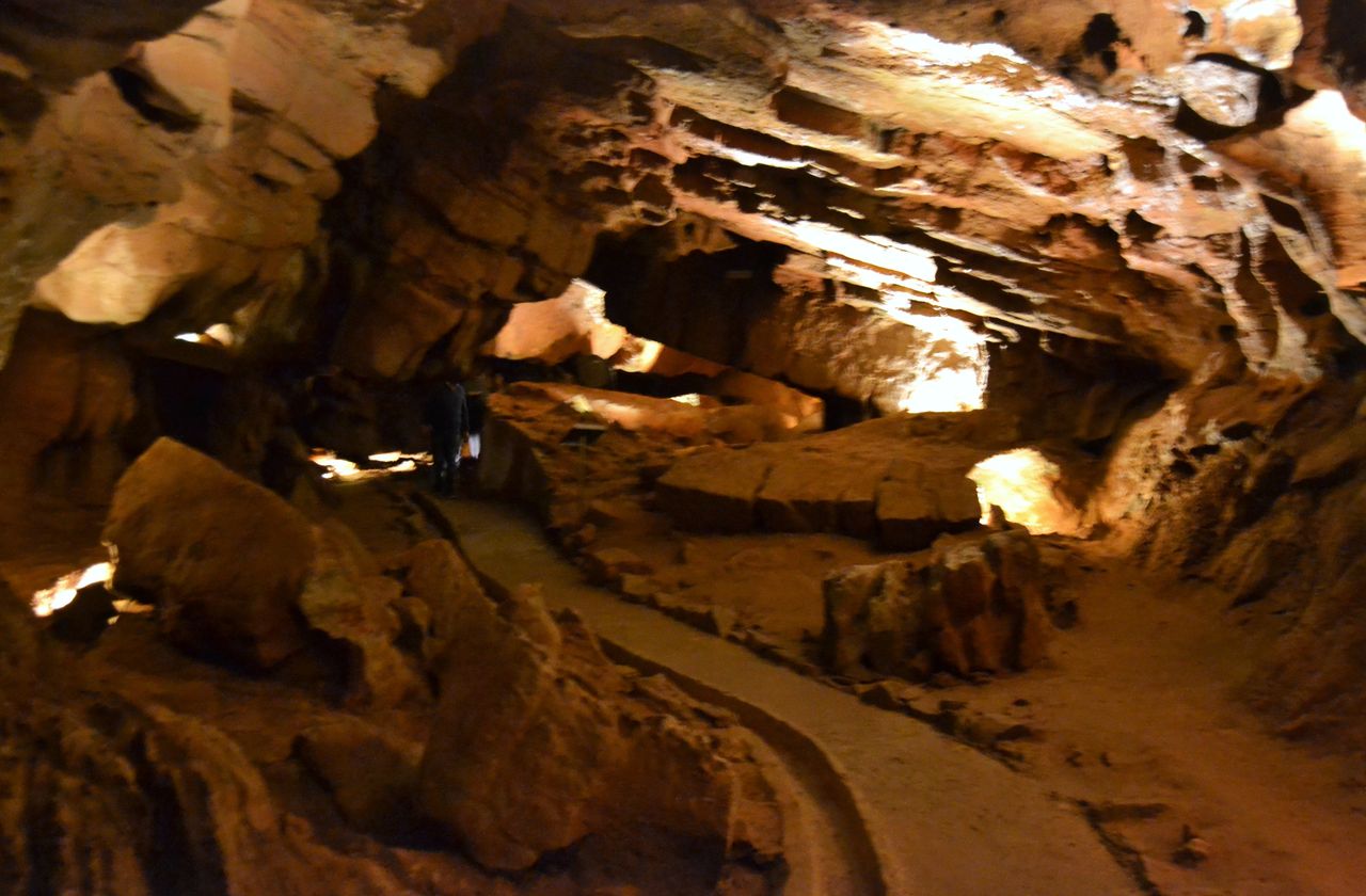 Zona seca con estalactitas y estalagmitas en las Coves de Sant Josep