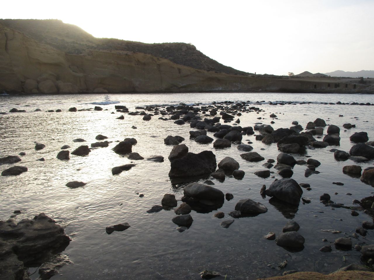 Piscinas de agua somera en la Cala de los Cocederos, antiguas balsas del esparto