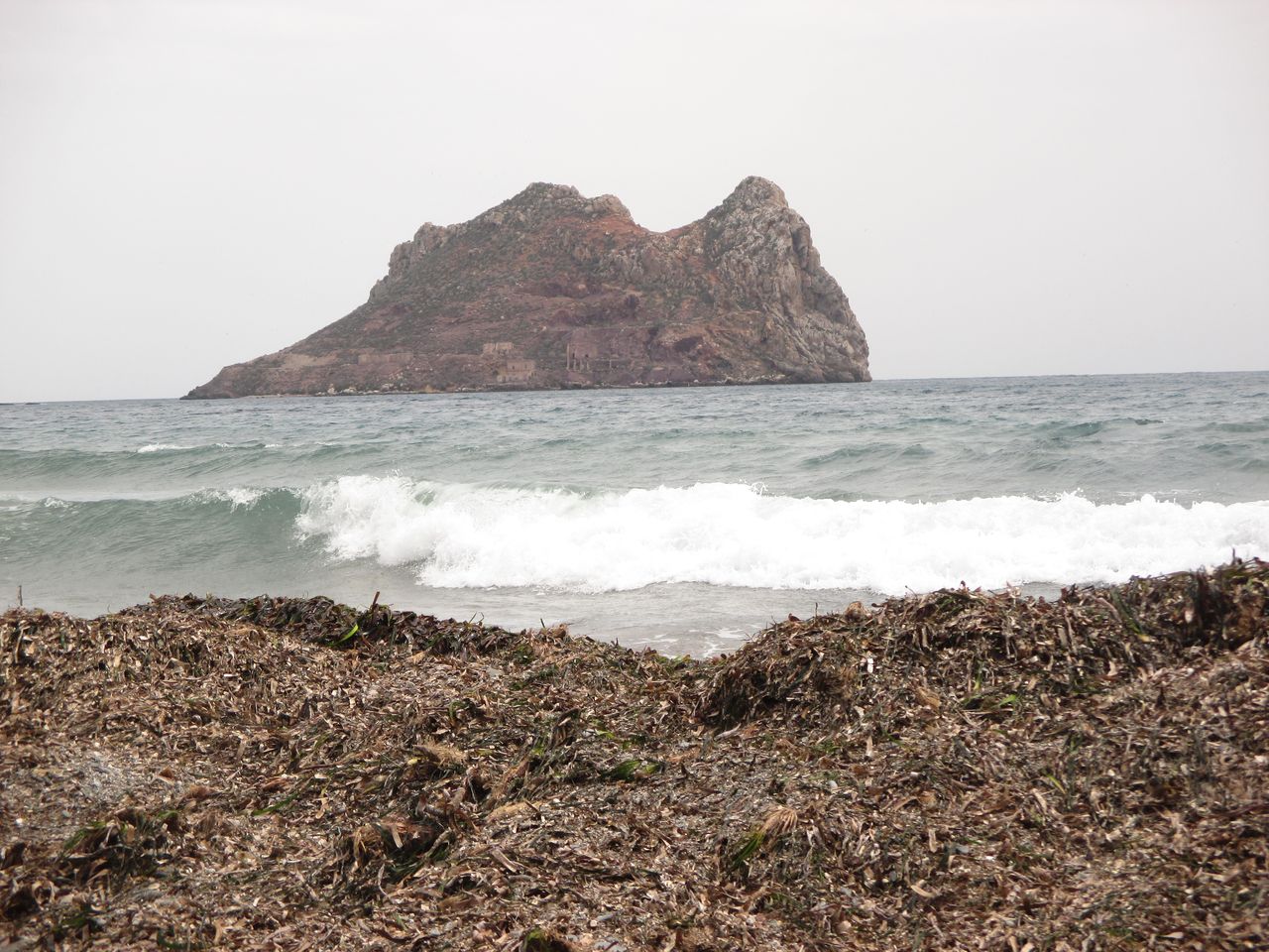 Vista de la Playa de Los Cocederos del Hornillo con la Isla del Fraile al fondo en Águilas