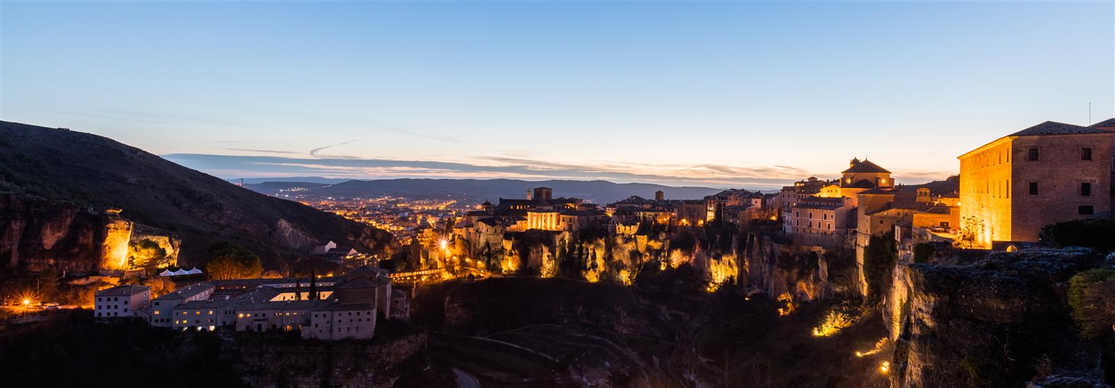 Panorámica de las Casas Colgadas de Cuenca sobre el acantilado del río Huécar, vista desde el Puente de San Pablo