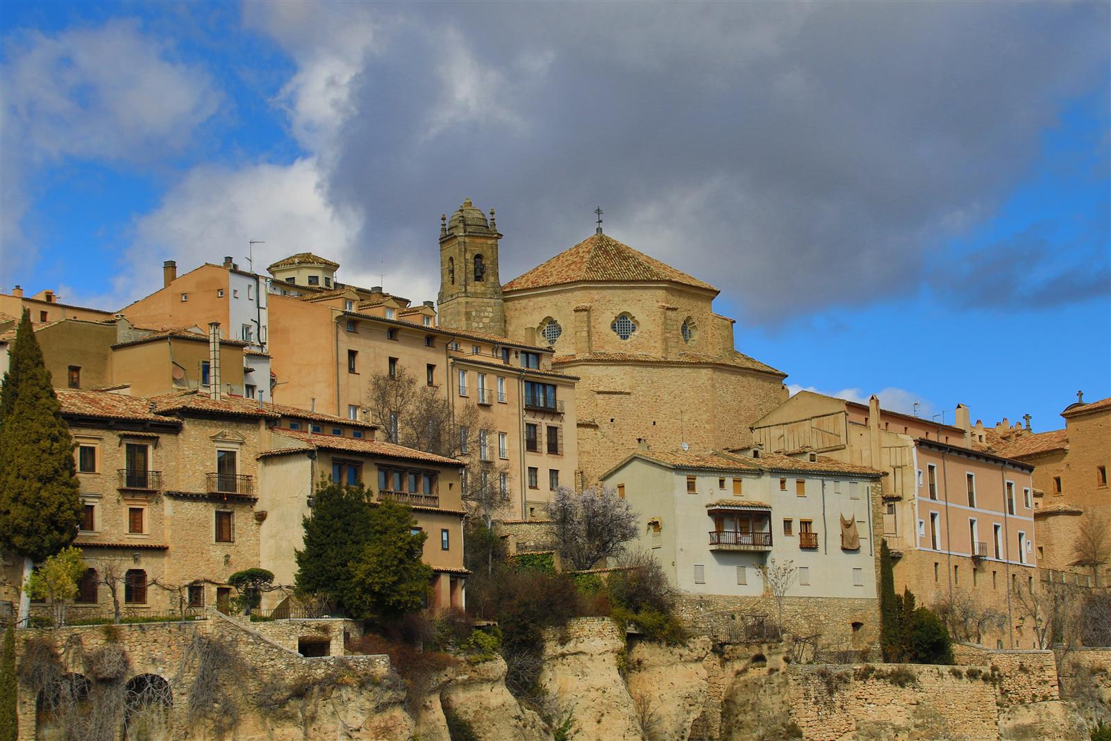 Vista del casco histórico de Cuenca con los edificios medievales encaramados sobre la hoz y la campiña al fondo
