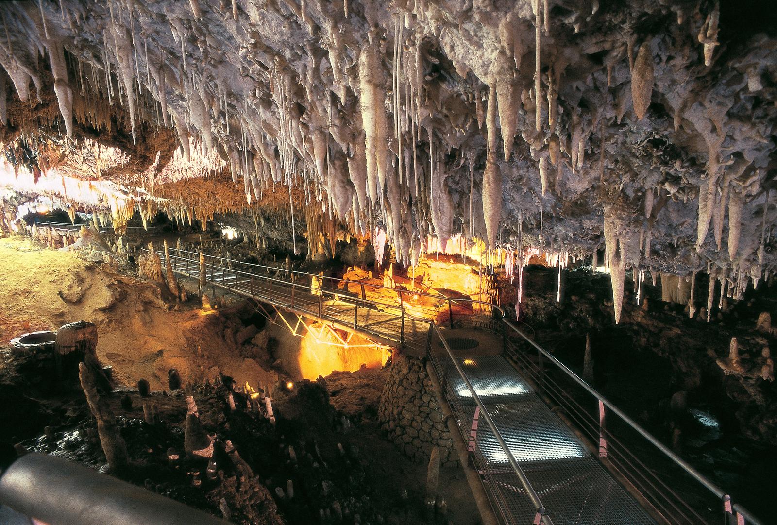 Sala principal de la Cueva de El Soplao, con estalactitas y pasarela metálica de visita