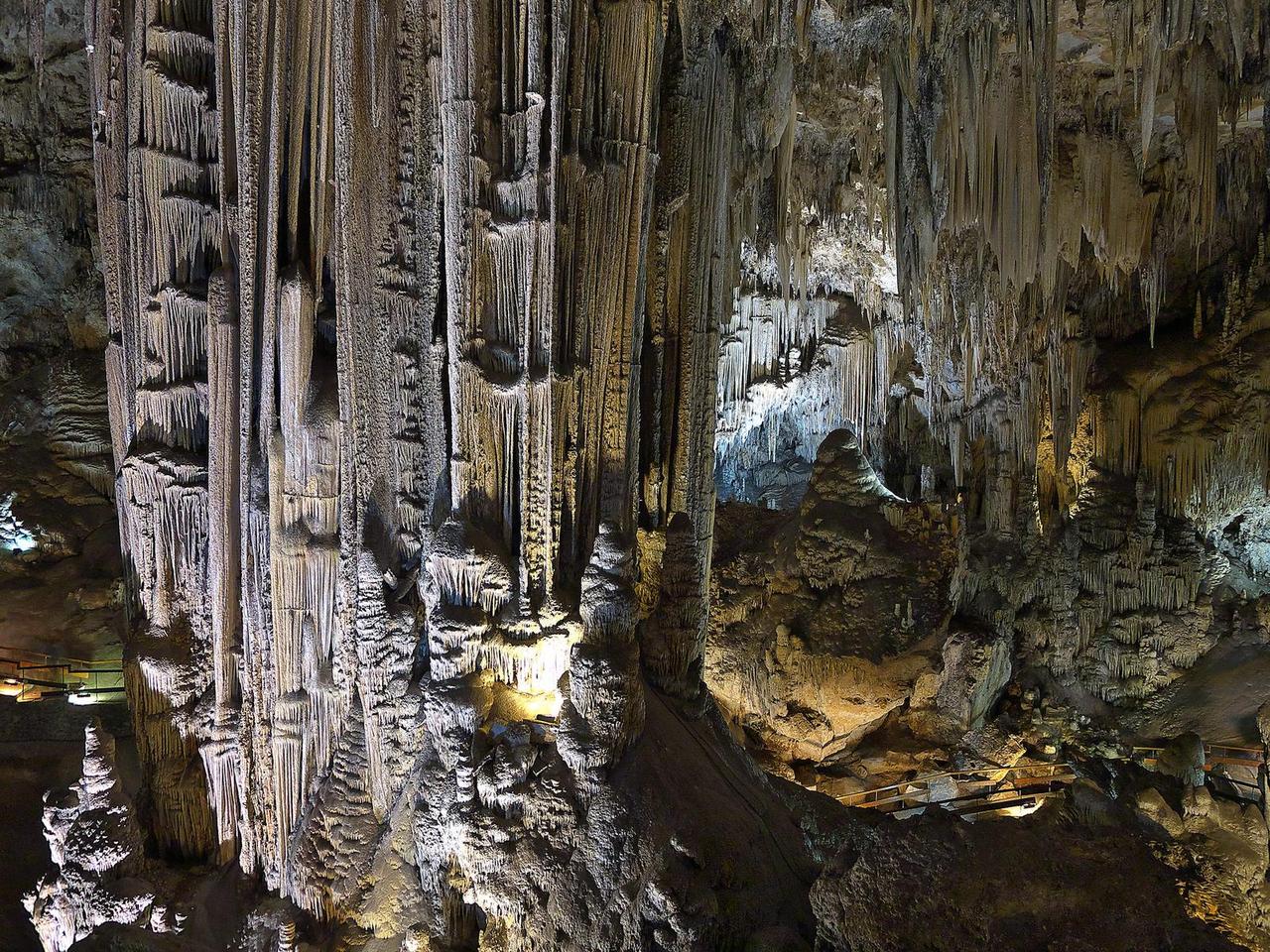 Sala del Cataclismo en la Cueva de Nerja con la columna más alta del mundo, Málaga