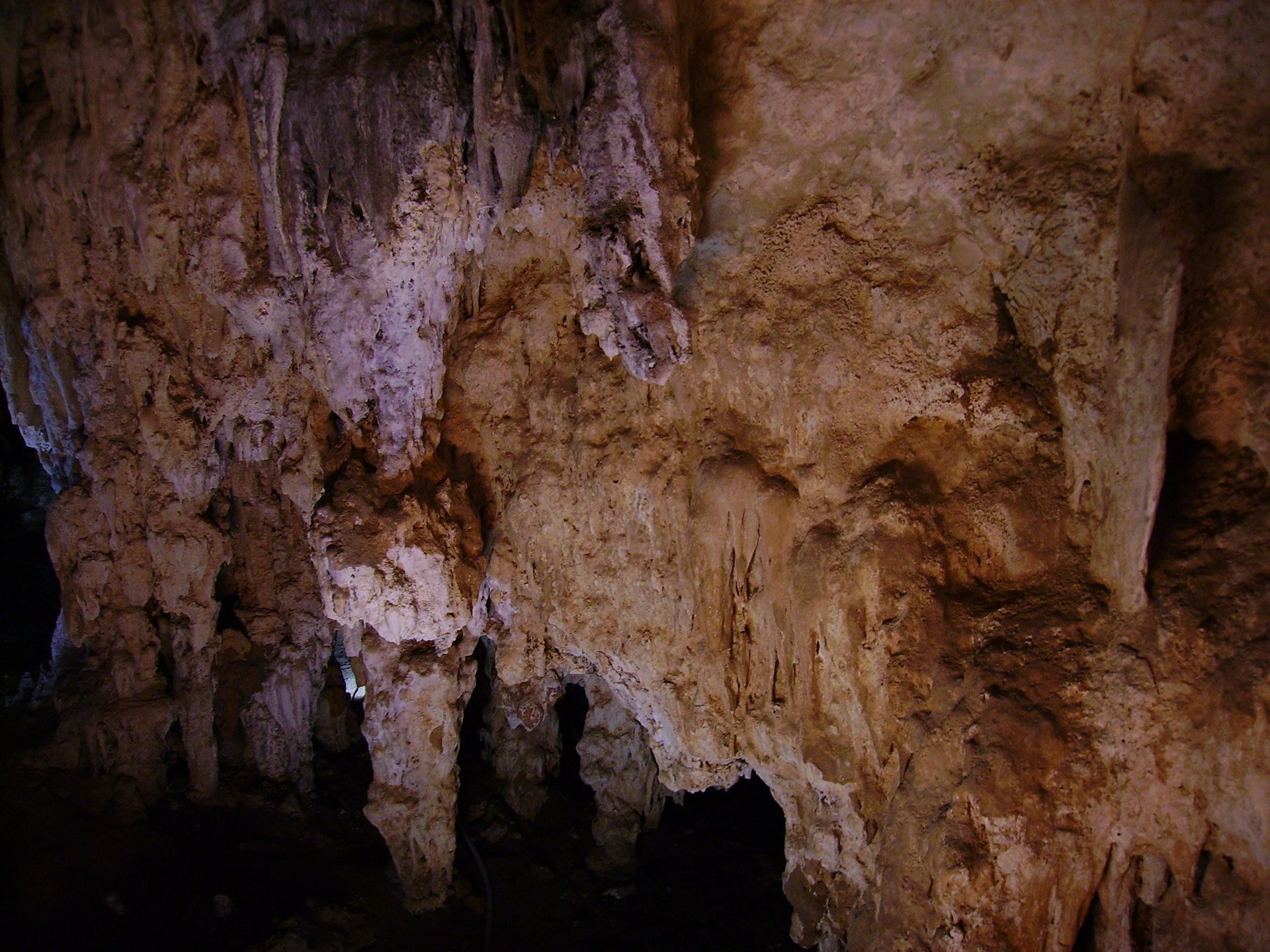 Estalactitas colgando del techo de la Cueva de Nerja, Málaga