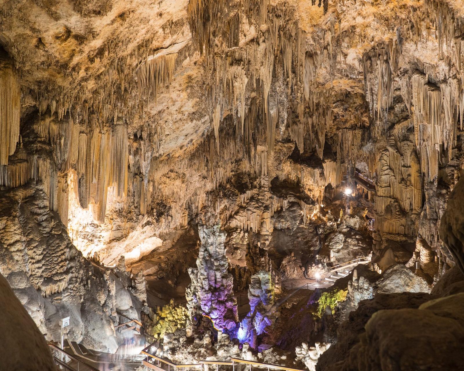 Interior de la Cueva de Nerja con estalactitas y formaciones calcáreas, Málaga