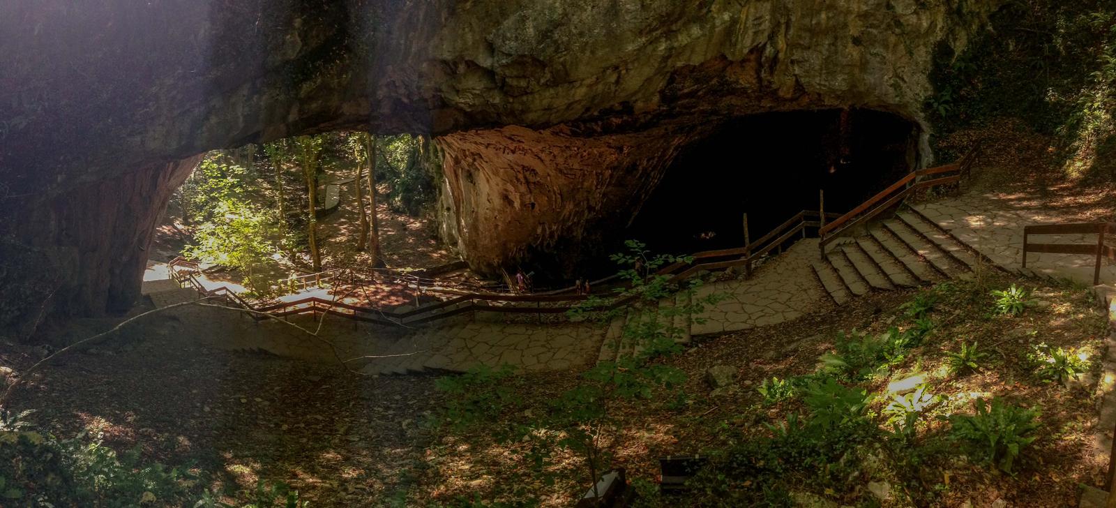 Vista panorámica de la Cueva de Zugarramurdi desde el exterior, con las dos bocas de la galería kárstica abiertas en la roca