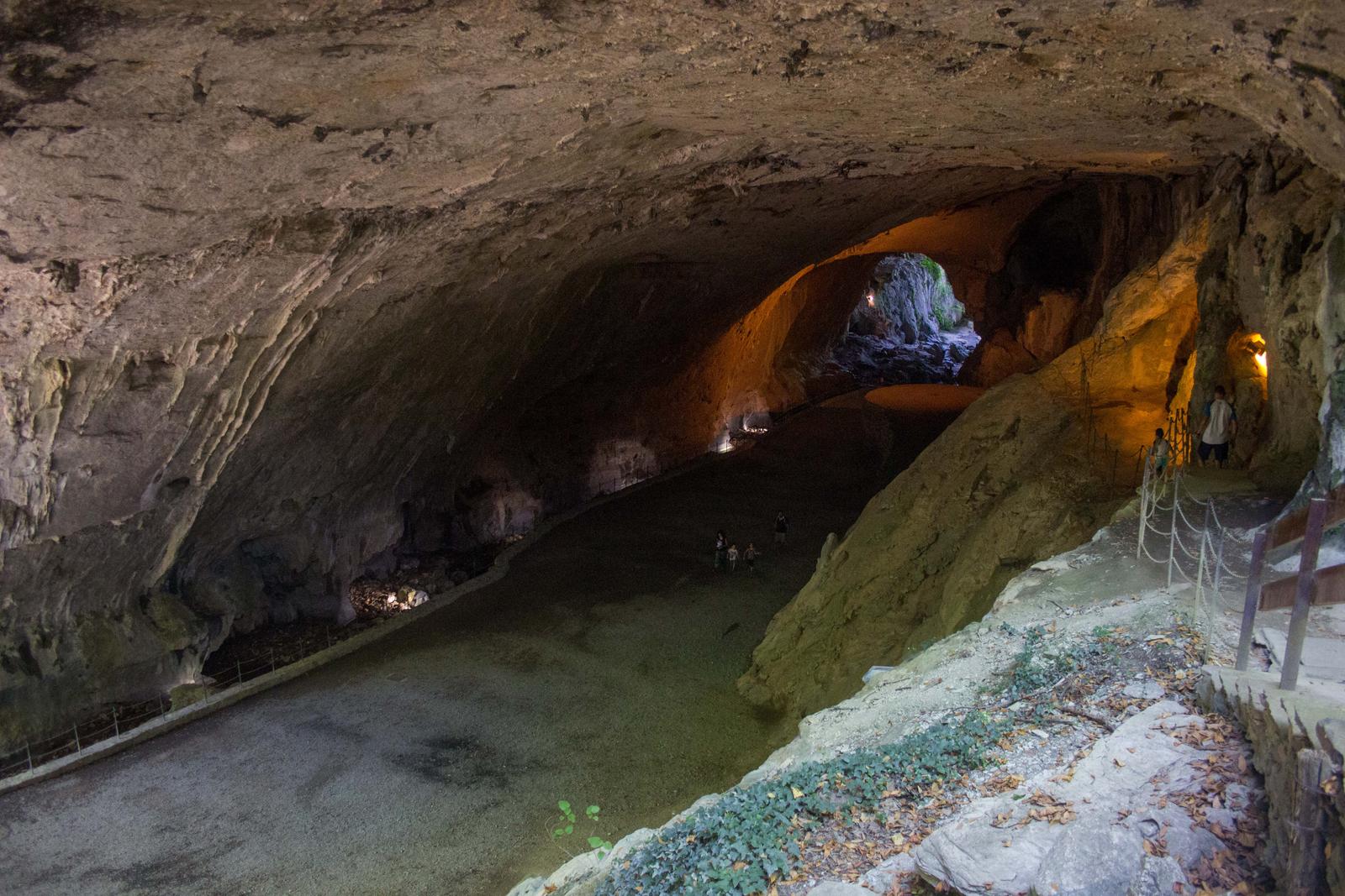 Cuevas de Zugarramurdi desde la entrada principal: el gran arco de piedra caliza con el arroyo y la luz natural