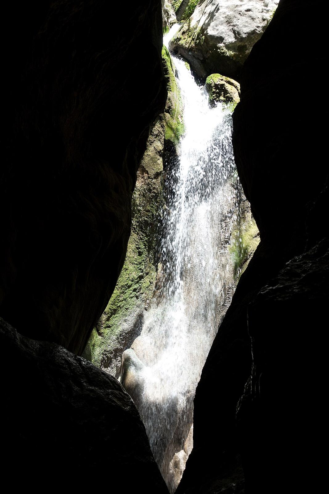 Cascada vista desde el interior de la gruta entre las rocas