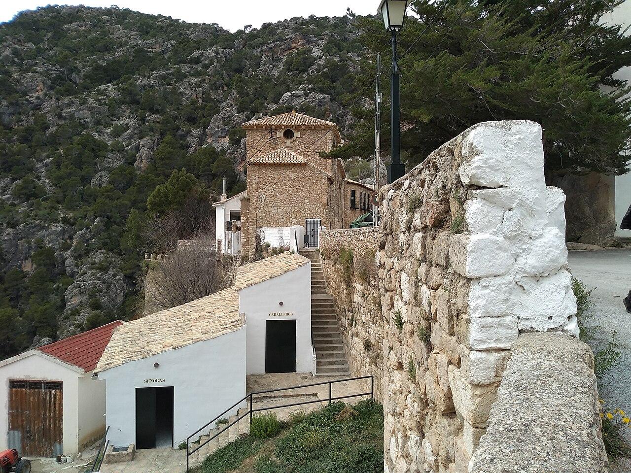 Ermita y santuario de Tíscar junto a la Cueva del Agua