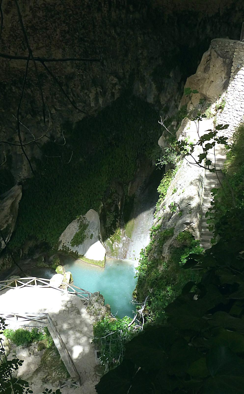 Vista de la Cueva del Agua de Tíscar desde el mirador superior