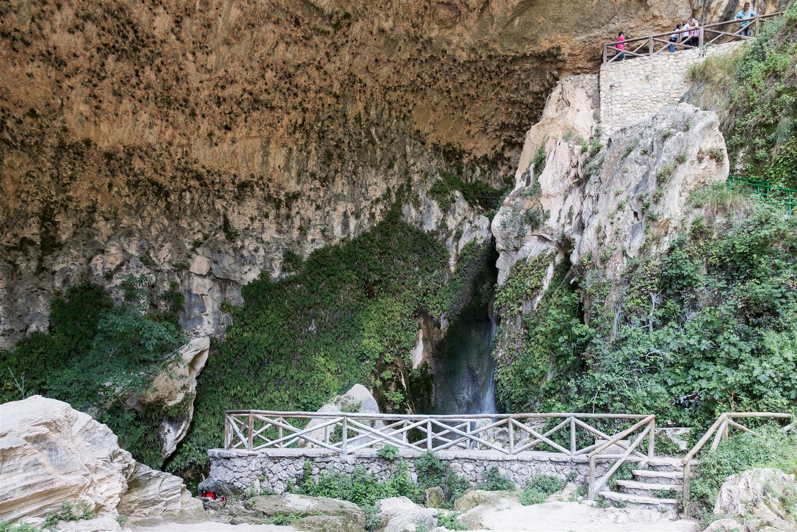 Boca de la Cueva del Agua de Tíscar con la cascada interior y la pasarela de visitantes